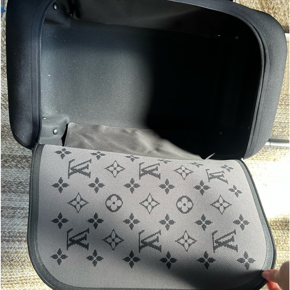 Louis Vuitton Knit Duffle - Picture 4 of 5